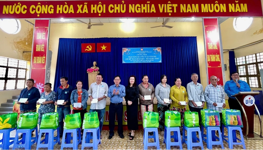 vws-tang-200-phan-qua-tet-cho-hang-tram-ho-ngheo-huyen-binh-chanh-2.jpg
