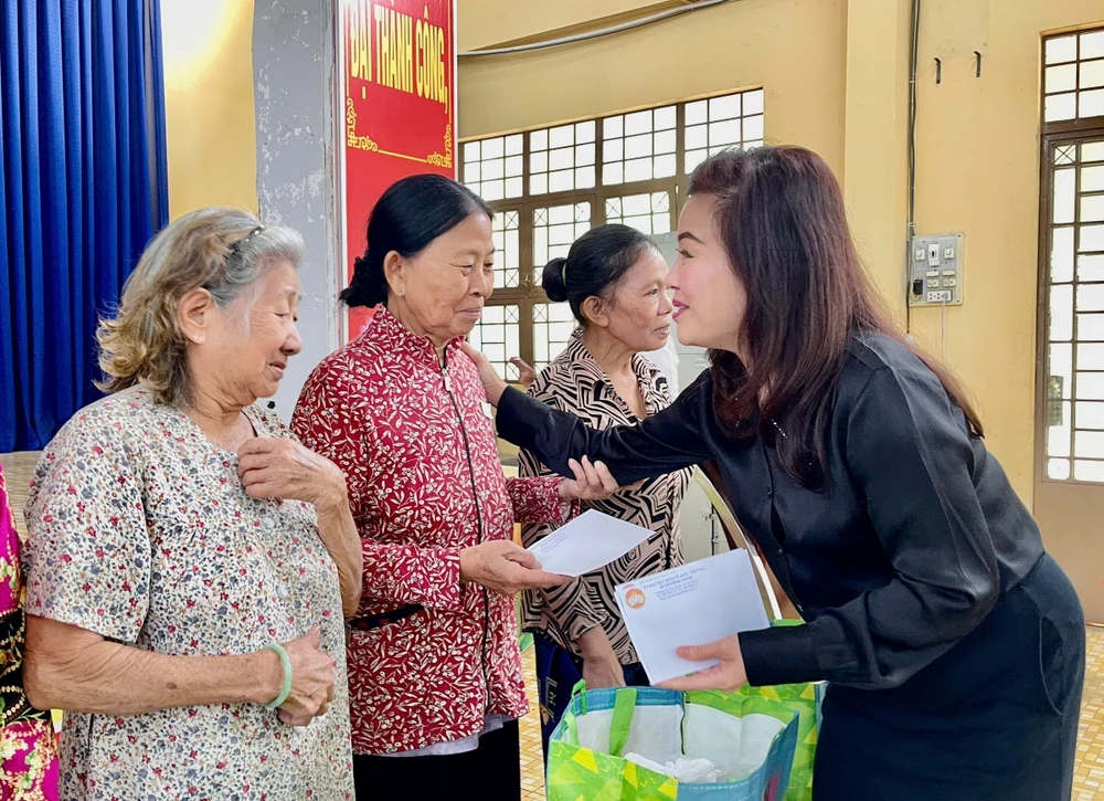 VWS tặng 200 phần quà Tết cho hàng trăm hộ nghèo huyện Bình Chánh.jpg