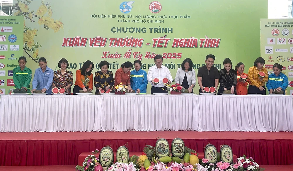 Nữ công nhân môi trường bất ngờ được mời thưởng thức bánh tét, dưa hấu.jpg