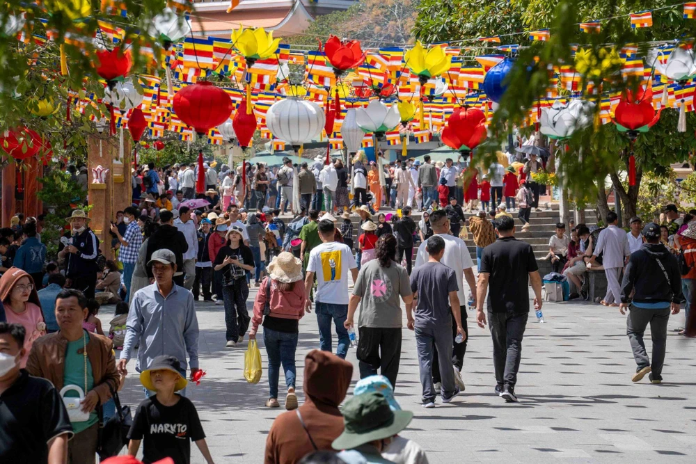 Người dân Nam bộ đổ về núi Bà Đen hành hương đầu năm.jpg