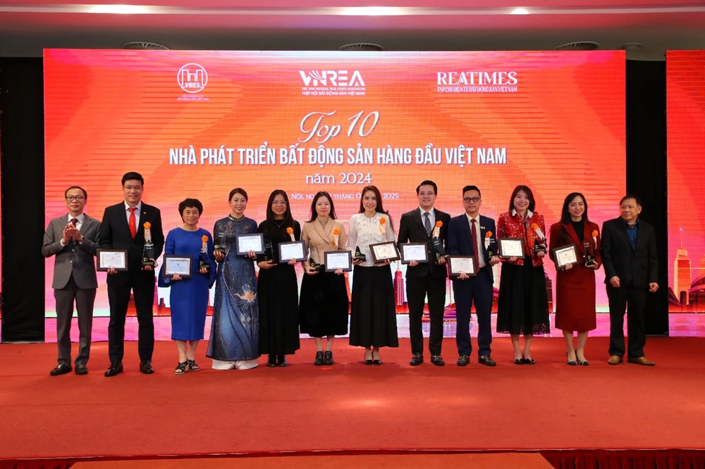 CaraWorld, KN Cam Ranh lập 'hat-trick' giải thưởng thương hiệu bất động sản dẫn đầu năm 2024-2025.jpg