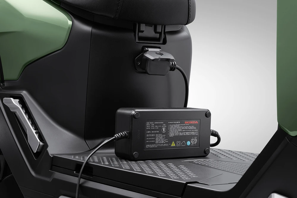 honda-viet-nam-xuat-xuong-chiec-xe-gan-may-dien-icon-e-dau-tien-3.jpg