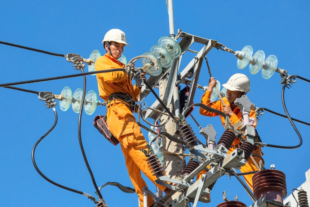 evncpc-dam-bao-cung-cap-dien-on-dinh-trong-dip-gio-to-hung-vuong-le-30-4-va-1-5-2025-2.jpg