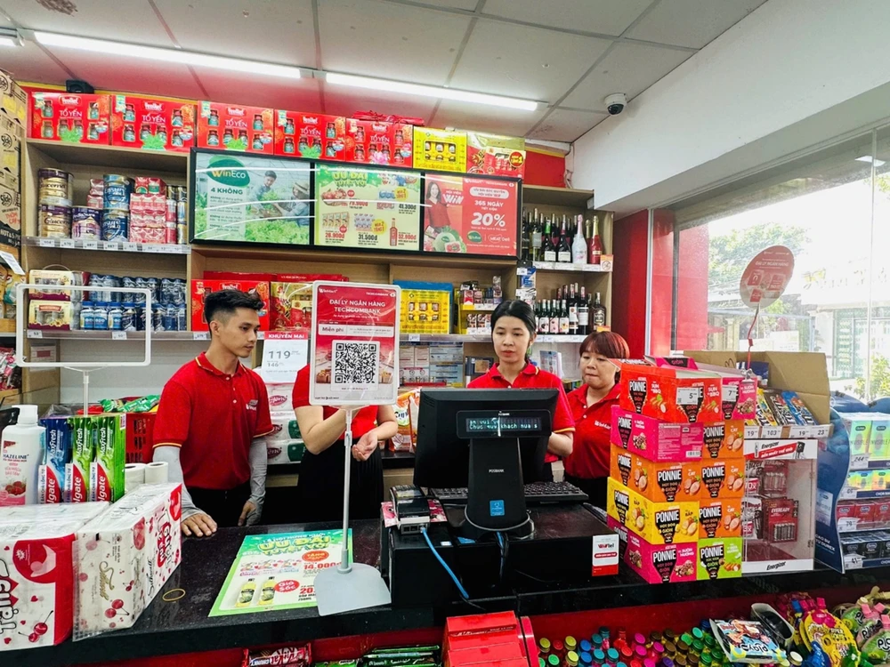 Khách hàng có thể giao dịch dễ dàng cùng Techcombank tại hệ thống WinMart.jpg