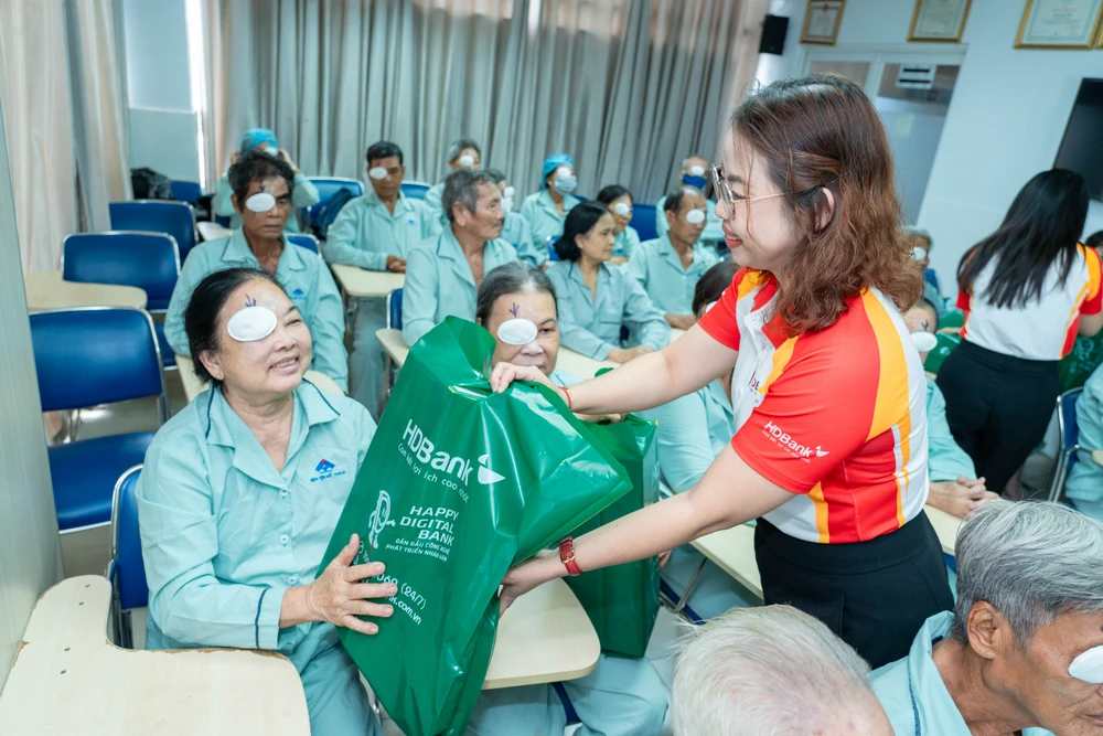 hdbank-trao-tang-kinh-phi-thuc-hien-1000-ca-phau-thuat-mat-cho-hoi-bao-tro-benh-nhan-ngheo-tp-hcm-nam-2025-2.jpg