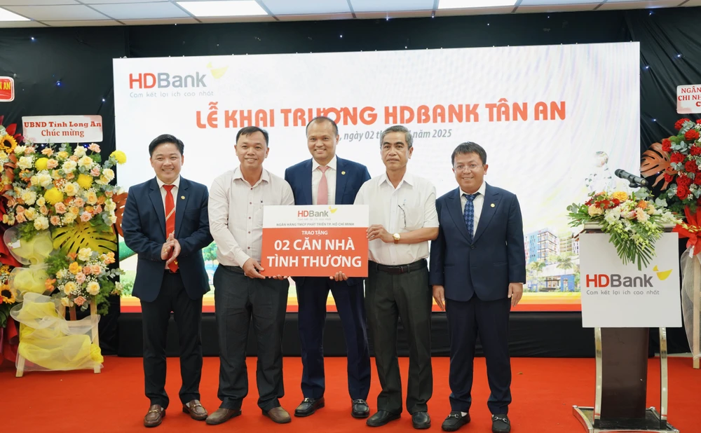 khai-truong-chi-nhanh-hdbank-tan-an-diem-giao-dich-thu-377-cua-hdbank-2.jpg