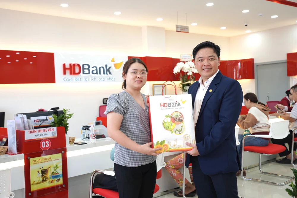 khai-truong-chi-nhanh-hdbank-tan-an-diem-giao-dich-thu-377-cua-hdbank-4.jpg