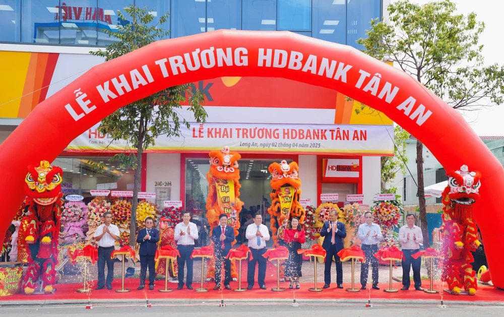 khai-truong-chi-nhanh-hdbank-tan-an-diem-giao-dich-thu-377-cua-hdbank.jpg