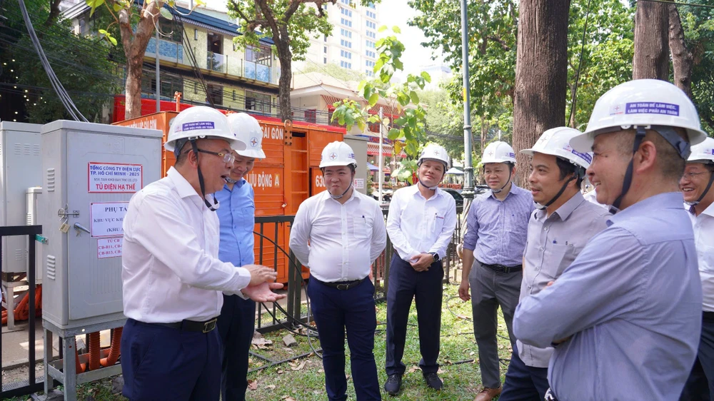 Tập đoàn Điện lực Việt Nam kiểm tra công tác cấp điện dịp lễ 30-4 tại TP.HCM.jpg