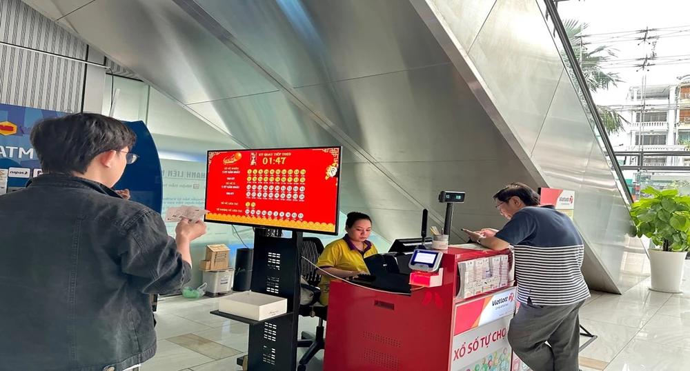 Dân văn phòng với thói quen giải trí với café và xổ số Keno.jpg