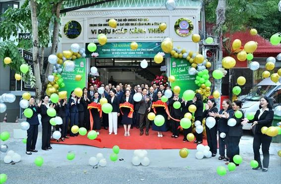 Hình ảnh cắt băng khánh thành Trung tâm Số 12 đường số 7 KDC Trung Sơn xã bình hưng huyện Bình Chánh.