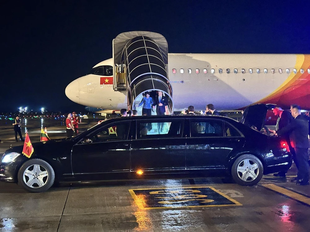 Tổng thống Litva đến Hà Nội trên chuyên cơ Vietjet.jpg