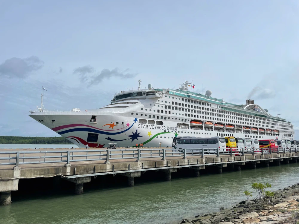Saigontourist lần đầu tiên phục vụ 2 chiều khách inbound & outbound cùng tàu biển Star Voyager.jpg