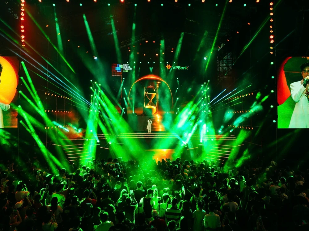 vpbank-e-concert-ngay-khong-tien-mat-2025-bung-no-am-nhac-thu-hut-hang-chuc-ngan-khan-gia-.jpg