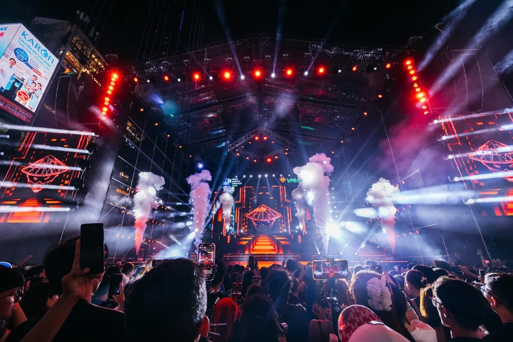 VPBank E-Concert ‘Ngày không tiền mặt 2025’: Bùng nổ âm nhạc, thu hút hàng chục ngàn khán giả.jpg