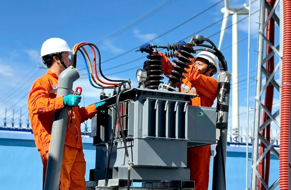 Công ty Điện lực Ninh Thuận đảm bảo cung cấp điện trong mưa bão.jpg