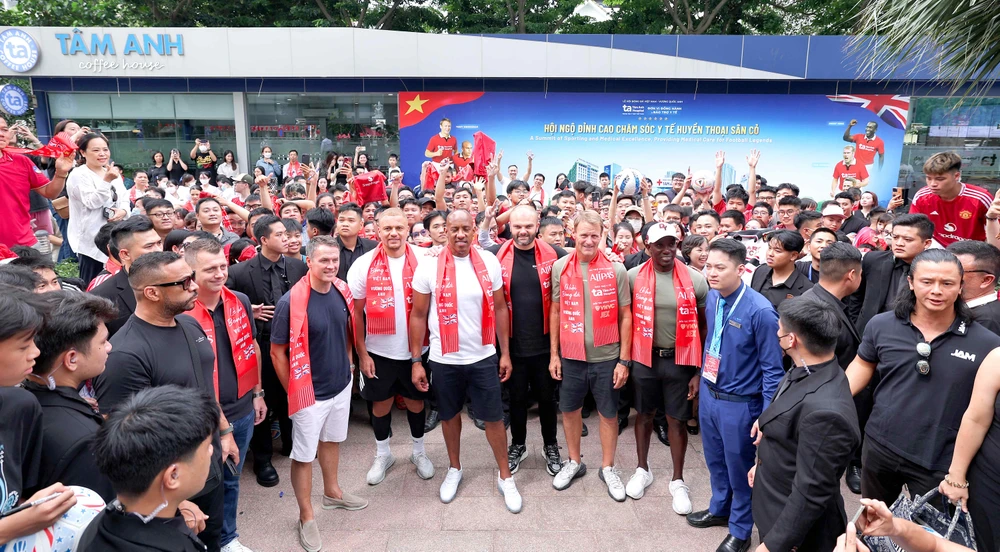 Dàn huyền thoại bóng đá Anh ấn tượng với công nghệ chăm sóc sức khỏe chuẩn quốc tế tại BVĐK Tâm Anh.JPG