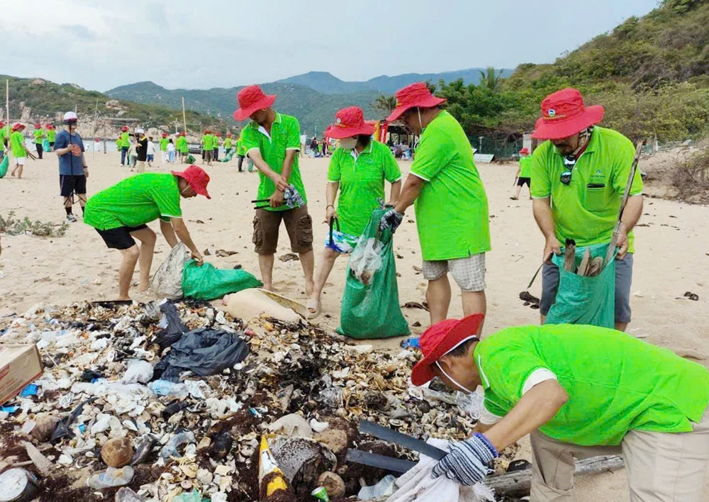 VWS đưa 400 gia đình nhân viên đến vịnh Vĩnh Hy du lịch, làm sạch bờ biển.jpg