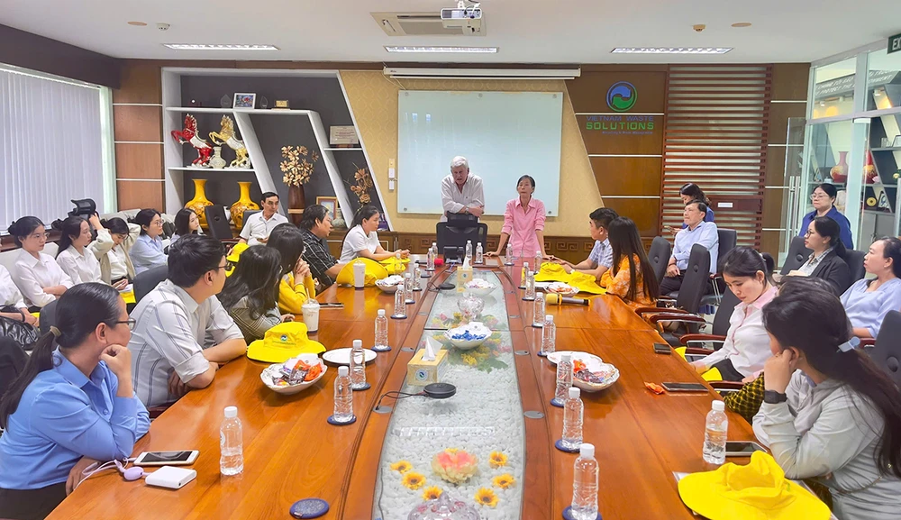 Gần 80 cán bộ quản lý môi trường tham quan Khu Liên hợp xử lý rác Đa Phước.jpg