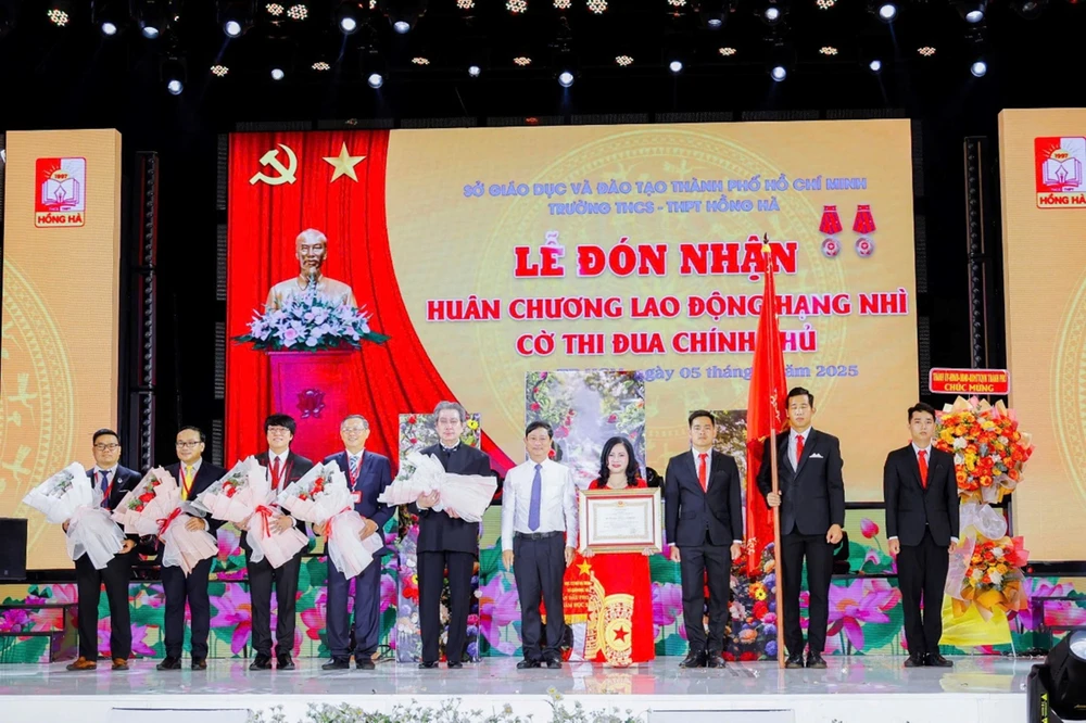 Trường THCS - THPT Hồng Hà đón nhận Huân chương Lao động hạng Nhì.jpg