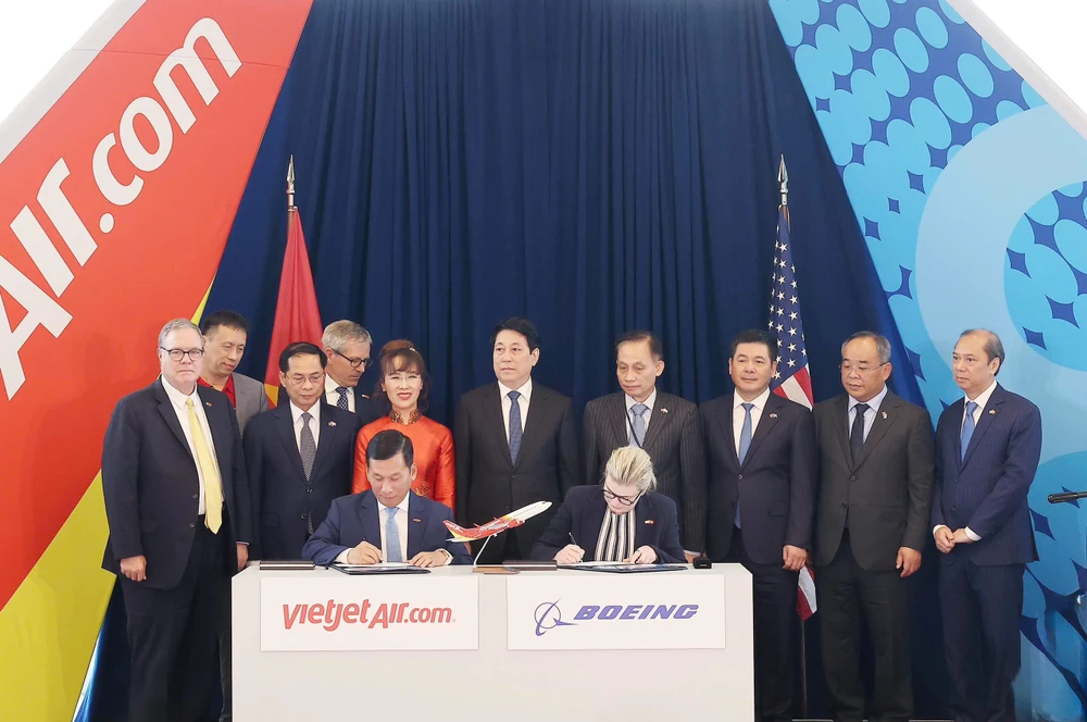chu-tich-nuoc-luong-cuong-chung-kien-vietjet-nhan-ban-giao-tau-bay-boeing-dau-tien-6.jpg