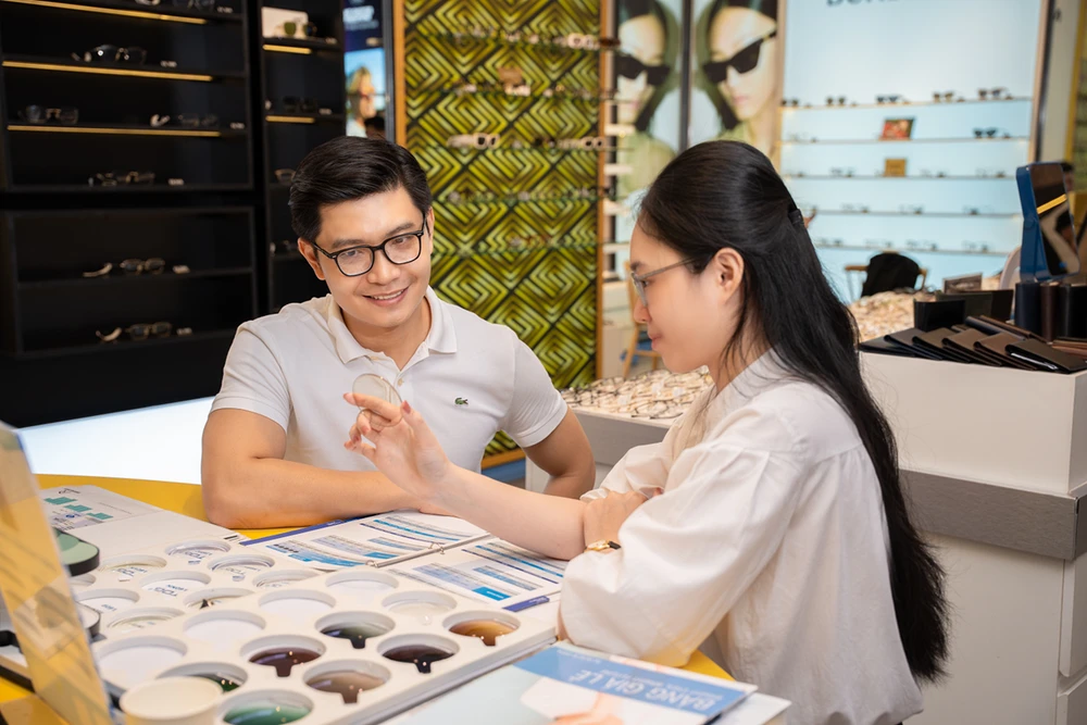 Mua kính cận đổi màu: 3 đặc quyền chỉ có tại Kính Hải Triều.png