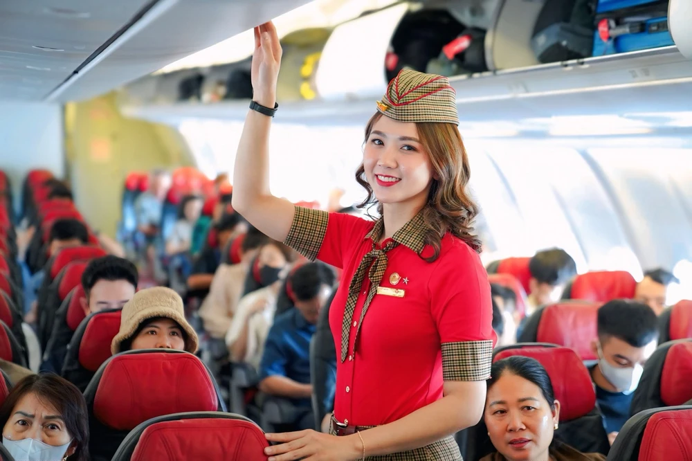 vietjet-dong-hanh-cung-cac-anh-tai-gay-quy-ung-ho-dong-bao-thiet-hai-do-bao-lu-2.jpg