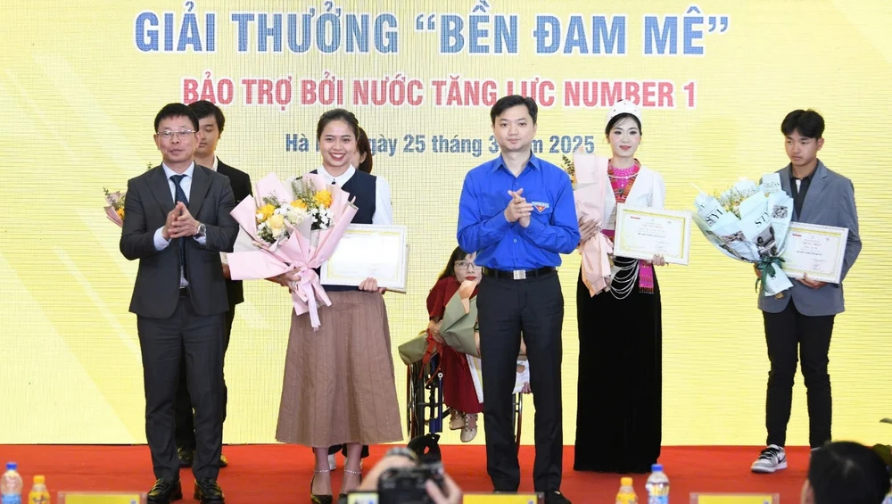 giua-may-trang-tua-chua-co-gai-thap-lua-dam-me-cho-giac-mo-tra-shan-tuyet-viet-nam.jpg