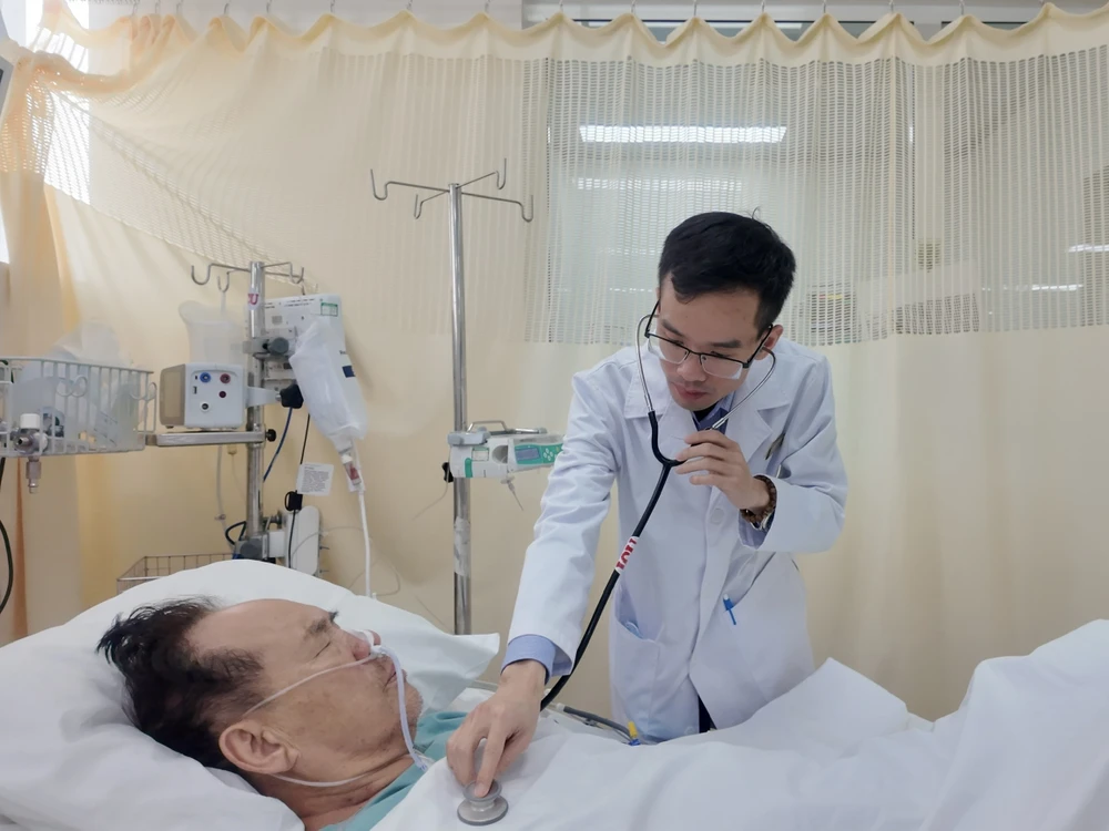 vinmec-nha-trang-cuu-benh-nhan-nuoc-ngoai-cao-tuoi-soc-tim-nguy-co-dot-tu-can-ke-3.jpg