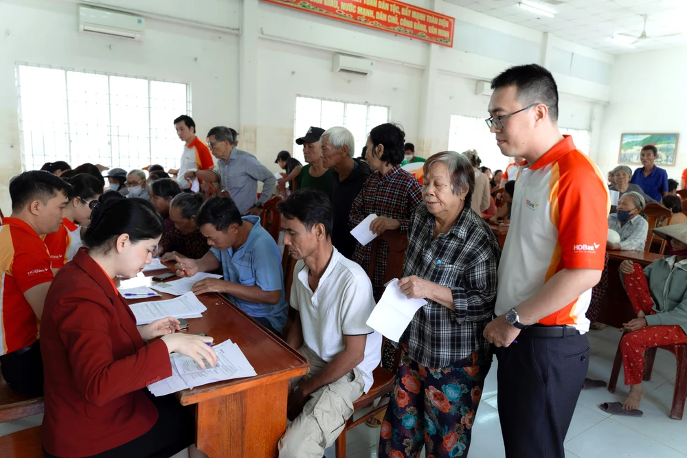 hdbank-day-manh-goi-vay-uu-dai-12-000-ty-dong-ho-tro-nguoi-dan-vung-lu-phuc-hoi-an-tam-don-tet-2.jpg