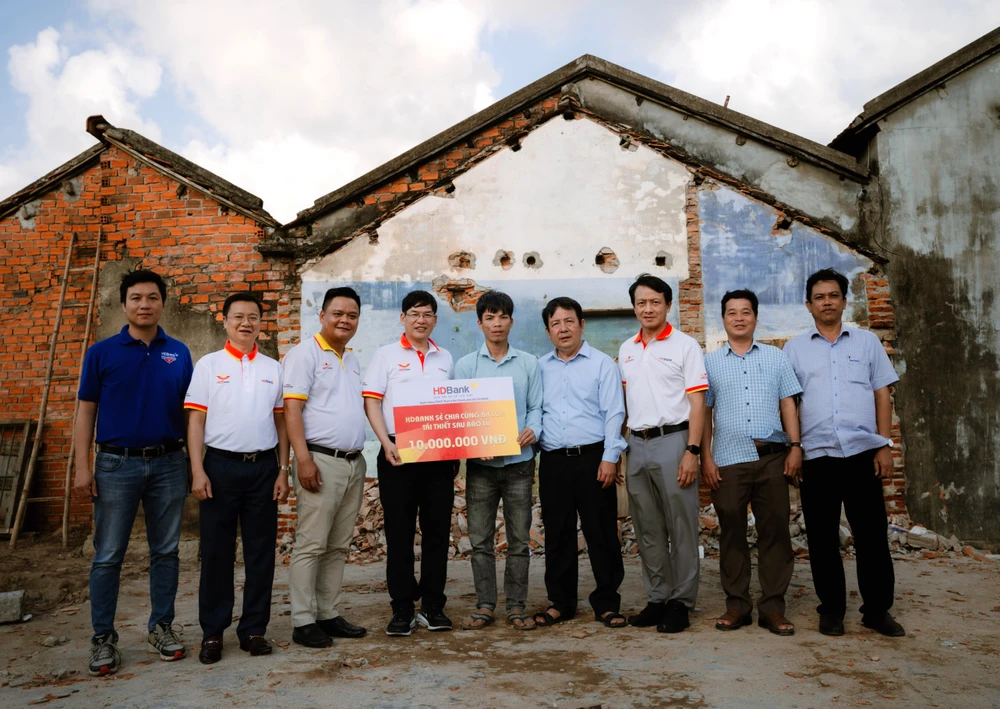 hdbank-day-manh-goi-vay-uu-dai-12-000-ty-dong-ho-tro-nguoi-dan-vung-lu-phuc-hoi-an-tam-don-tet-4.jpg