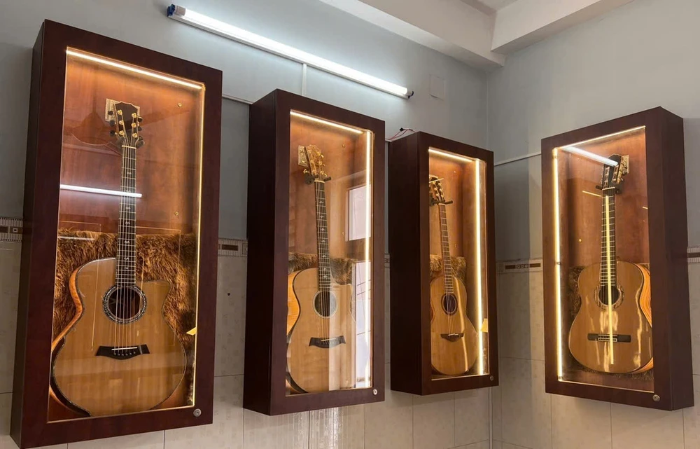 hanh-trinh-mang-chuong-di-danh-xu-nguoi-cua-guitar-custom-viet-3.jpg