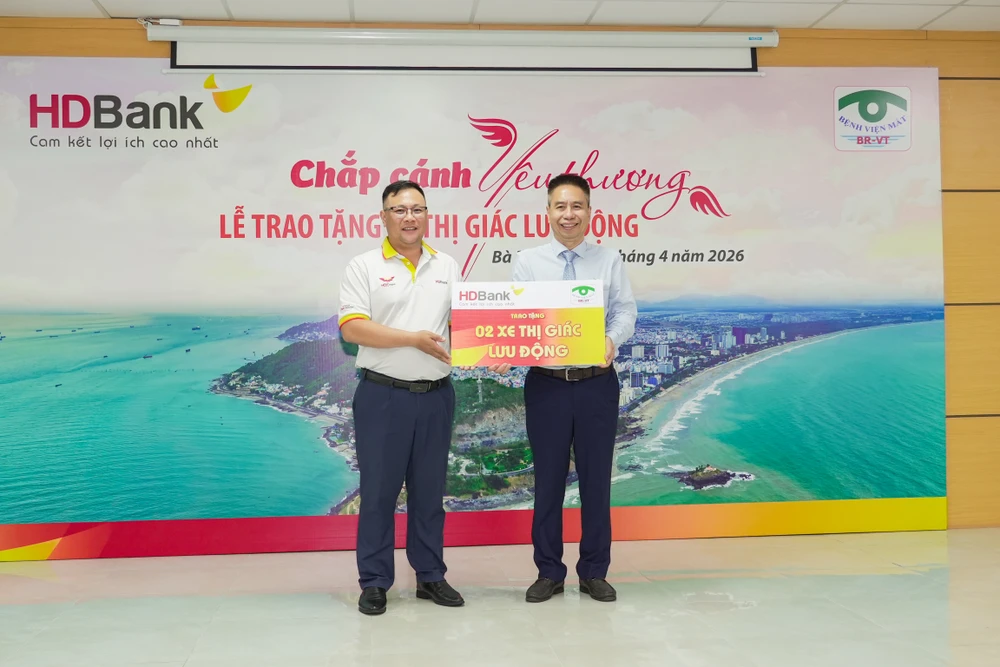 2. 02 chiếc xe thị giác lưu động được trao cho Bệnh viện Mắt Bà Rịa - Vũng Tàu góp phần nâng cao chất lượng chăm sóc sức khỏe tại các khu vực còn hạn chế.jpg