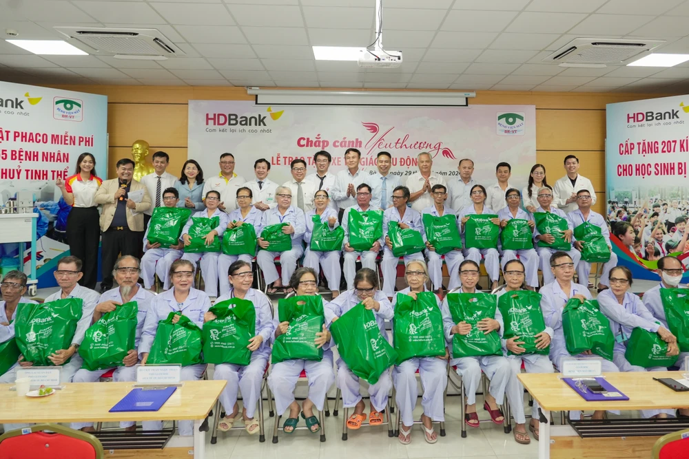 3. Các bệnh nhân có hoàn cảnh khó khăn vui mừng nhận quà từ HDBank.jpg