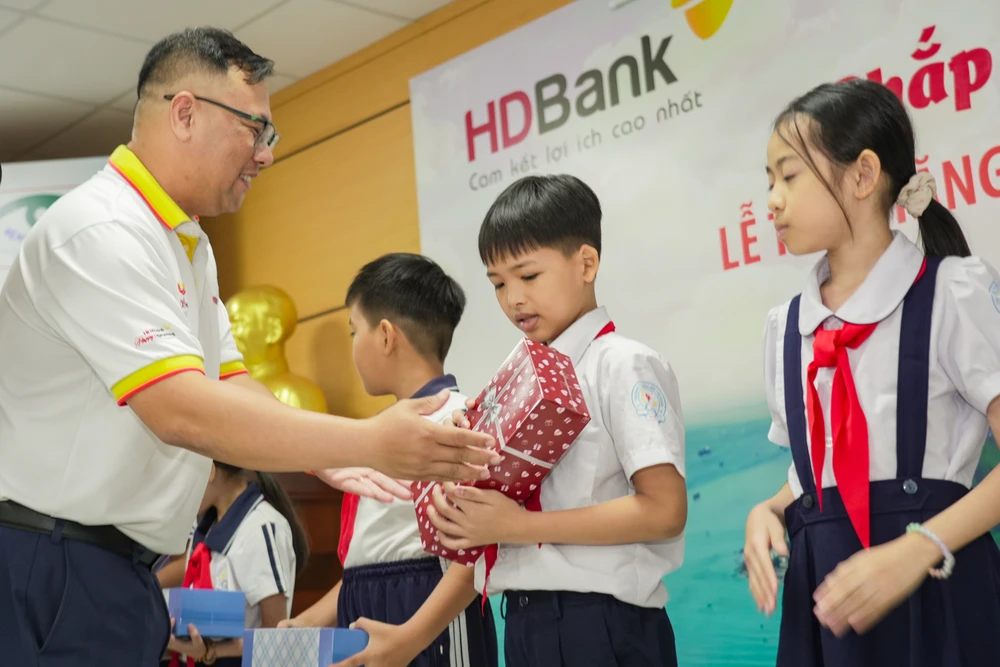 4. Đại diện HDBank trao tặng quà cho các em học sinh.jpg