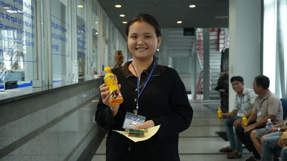 dieu-gi-khien-nhieu-nguoi-hao-hung-voi-thao-tac-xe-nhan-nhap-ma-sau-khi-uong-chai-nuoc-6.jpg