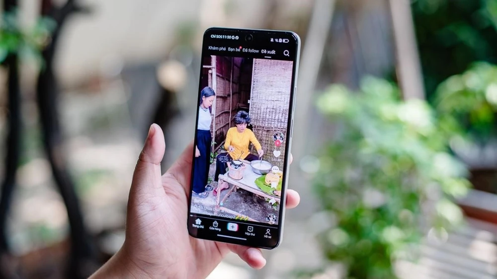 so-sanh-honor-x8d-va-samsung-galaxy-a17-chon-thuong-hieu-hay-chon-thiet-ke-dot-pha-3.jpg