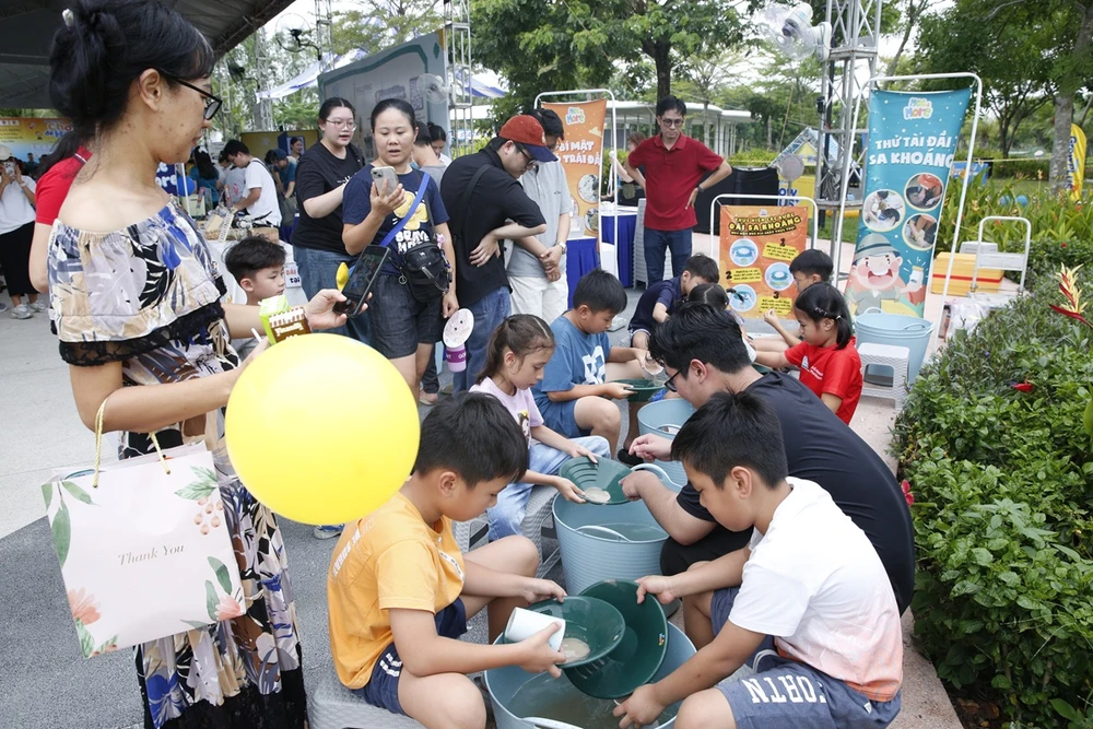 hang-ngan-luot-tre-em-tham-gia-ngay-hoi-phu-my-hung-huong-ve-tre-em-2026-3.JPG