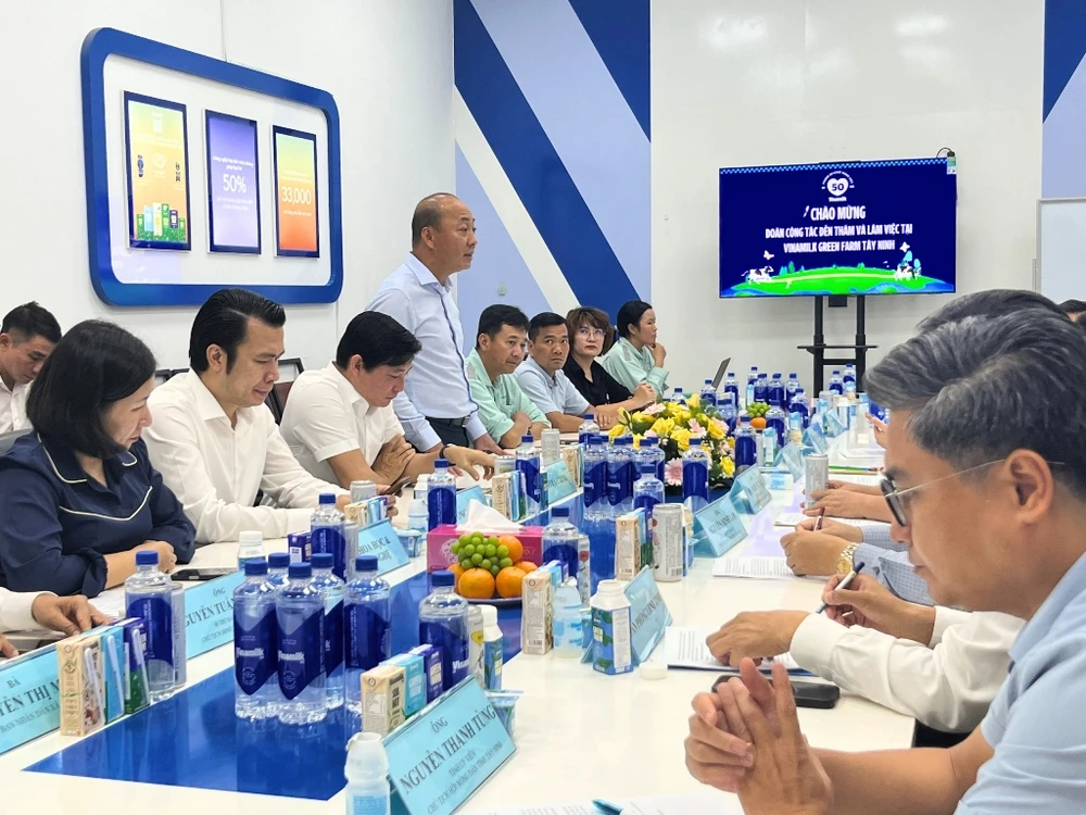 lanh-dao-tay-ninh-lam-viec-voi-vinamilk-thuc-day-mo-rong-san-xuat-gan-voi-phat-trien-ben-vung-2.jpg