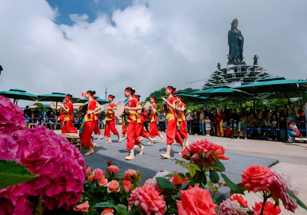 lan-dau-to-chuc-dung-dip-le-via-ba-le-hoi-nghe-nhan-tao-hinh-trai-cay-tren-dinh-nui-ba-den-se-co-gi-dac-sac-4.jpg