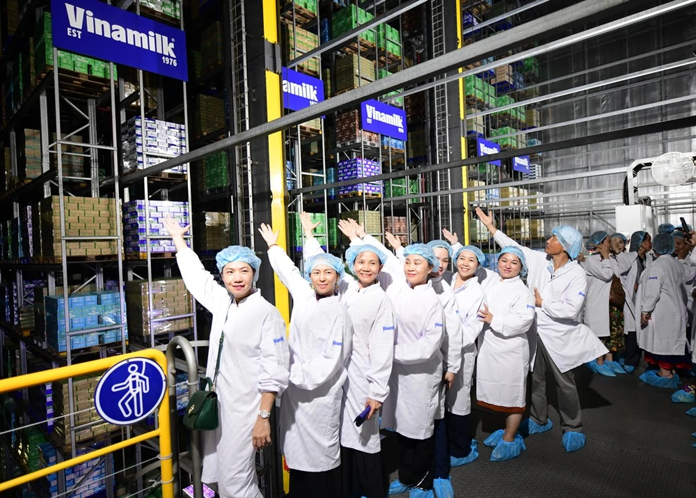 vinamilk-don-the-he-7x-tham-quan-nha-may-va-loi-hua-cham-soc-suc-khoe-bang-dinh-duong-chat-luong-2.JPG