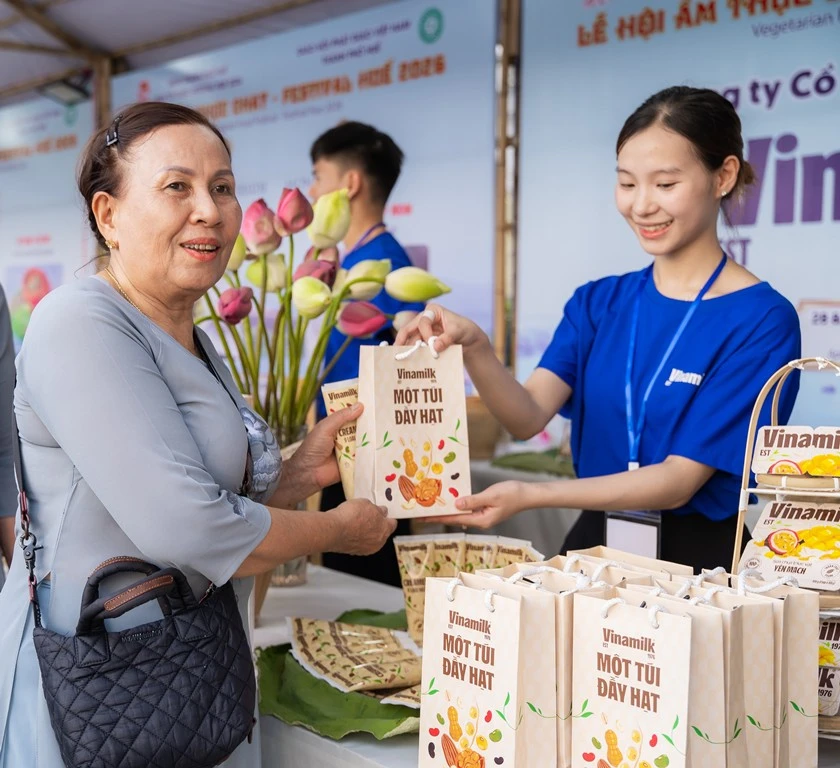 vinamilk-lan-toa-loi-song-xanh-tai-le-hoi-am-thuc-chay-festival-hue-2026.jpg