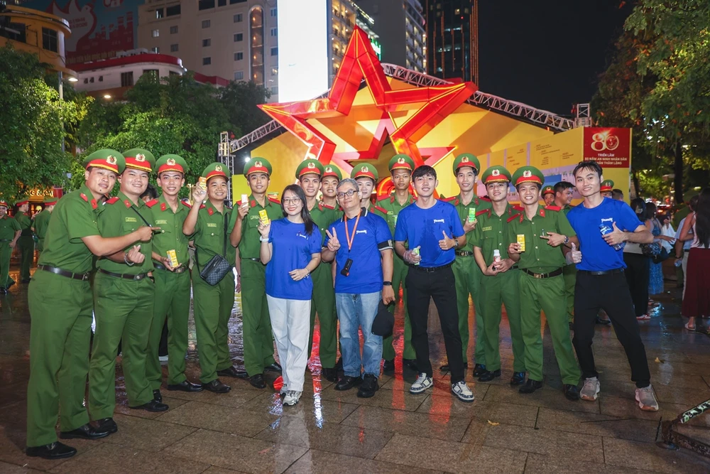 vinamilk-mang-den-tram-tiep-nang-luong-giua-gala-to-quoc-binh-yen.jpg