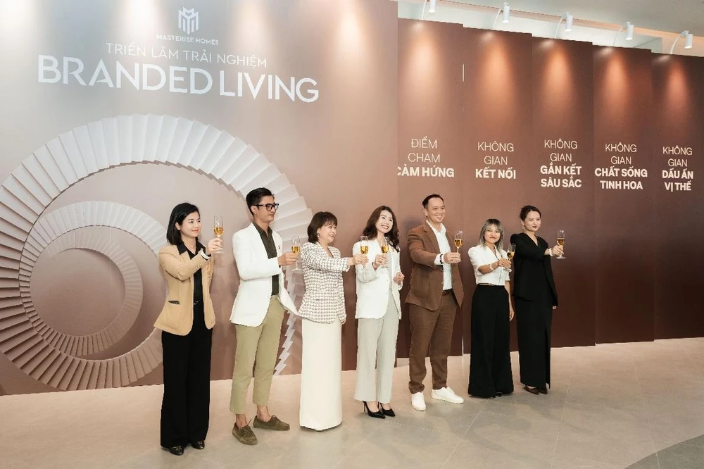 Khoảnh khắc nâng ly mở ra hành trình của “Thấu”.
