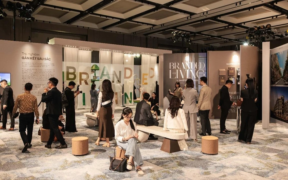 Đông đảo khách hàng tham quan triển lãm trải nghiệm Branded Living – ”Thấu” sáng 19-6-2026 tại Masterise Homes Sales Gallery, Ocean Park 3.