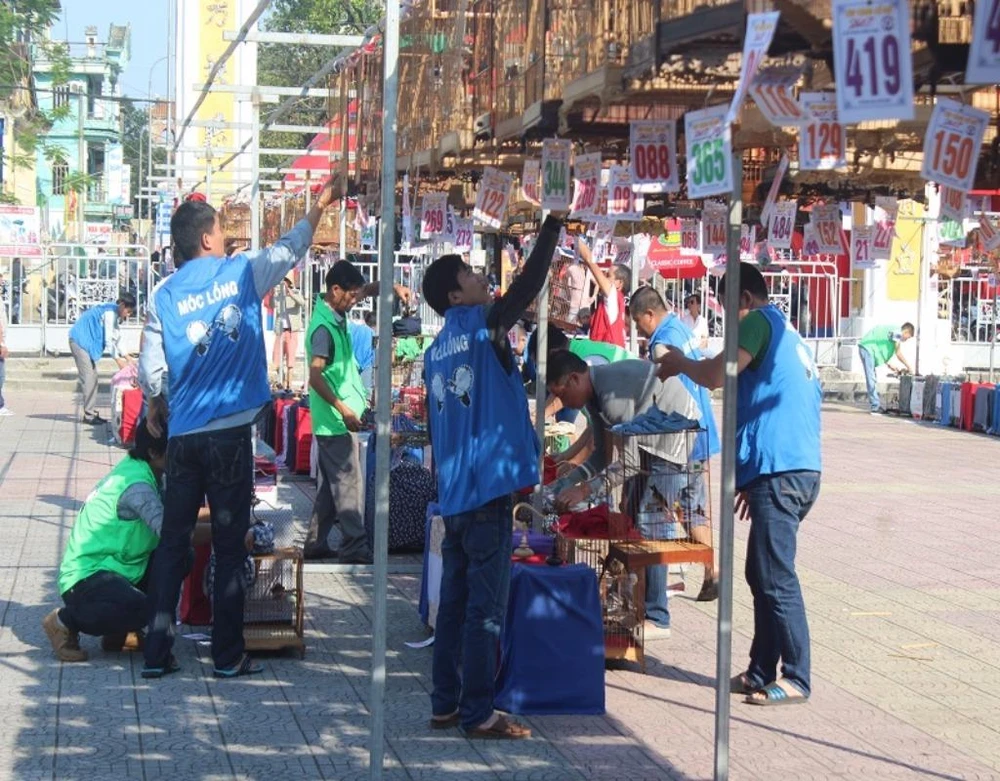 Liên hoan chim cảnh 2017 tranh cúp Giải vàng Cố đô được Trung tâm Văn hóa TP Huế phối hợp với CLB chim cảnh Huế tổ chức tại công viên Thương Bạc