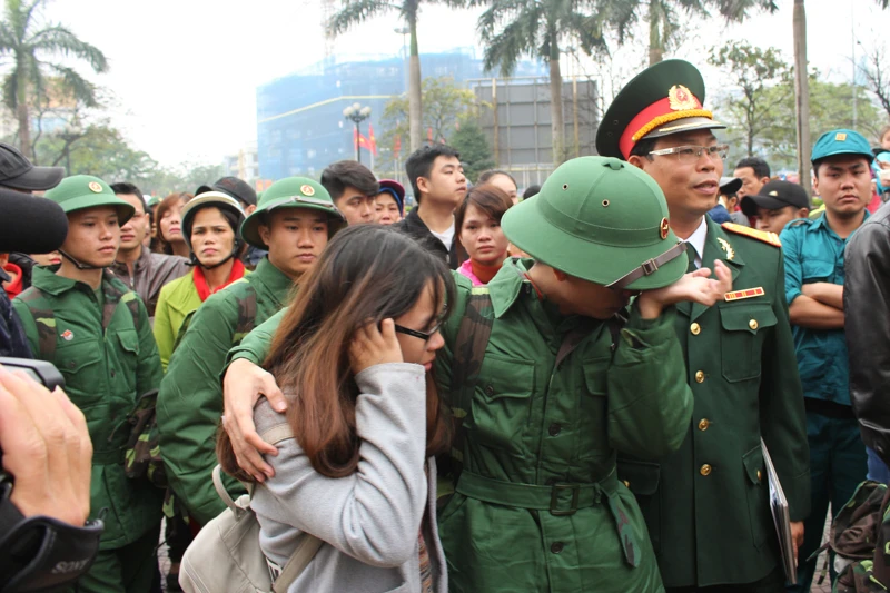 Lưu luyến tiễn người yêu nhập ngũ trong lễ Tình nhân ảnh 14