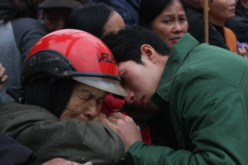 Lưu luyến tiễn người yêu nhập ngũ trong lễ Tình nhân ảnh 8