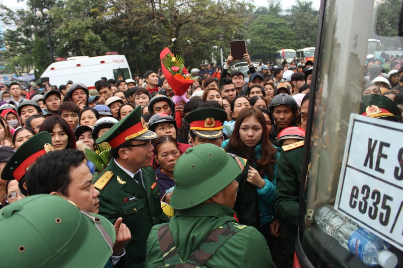 Lưu luyến tiễn người yêu nhập ngũ trong lễ Tình nhân ảnh 15