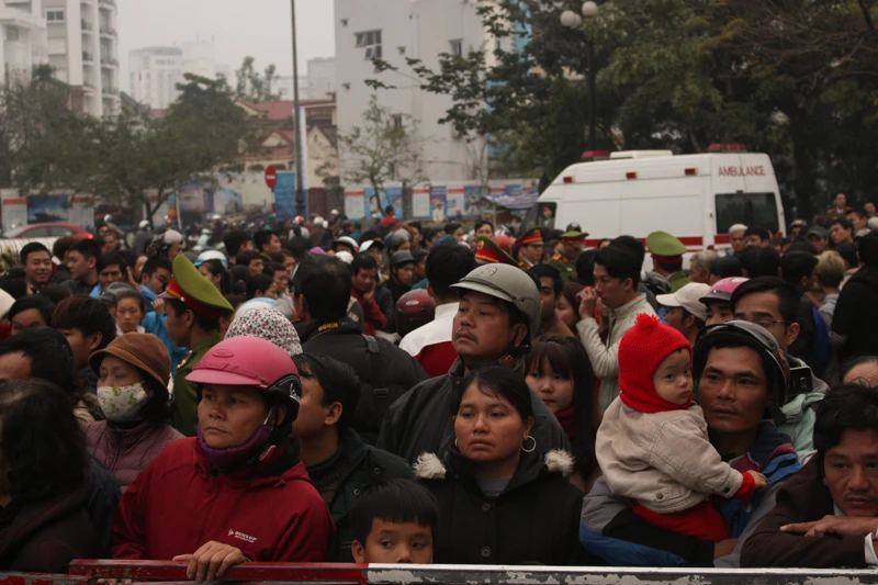 Lưu luyến tiễn người yêu nhập ngũ trong lễ Tình nhân ảnh 2